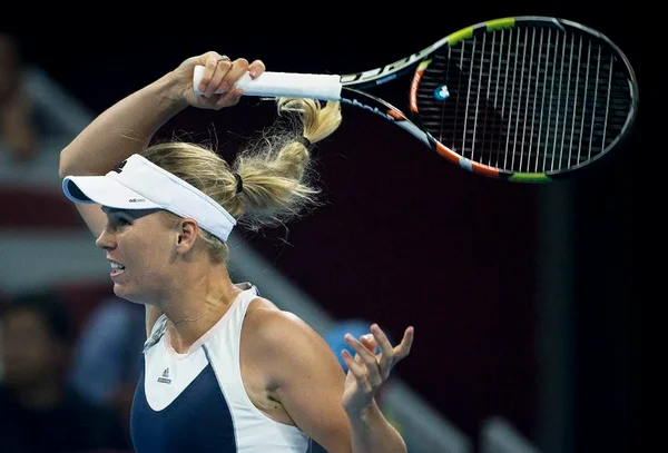 Wozniacki sofre na estreia, mas vence croata de virada em Linz