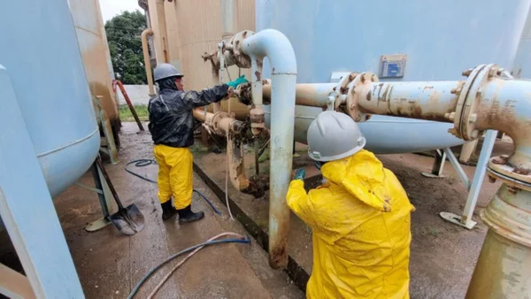 Funcionários da CSA atuam na manutenção de estação de tratamento de água em Santana (AP) - Metrópoles