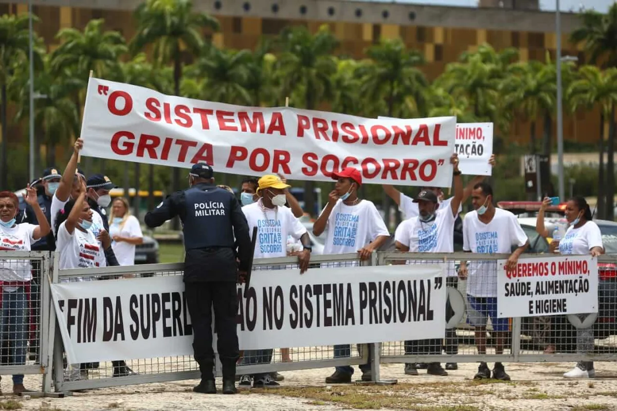 Familiares de presos protestam por condições humanitárias no sistema prisional Familiares de presos protestam por condições humanitárias no sistema prisional