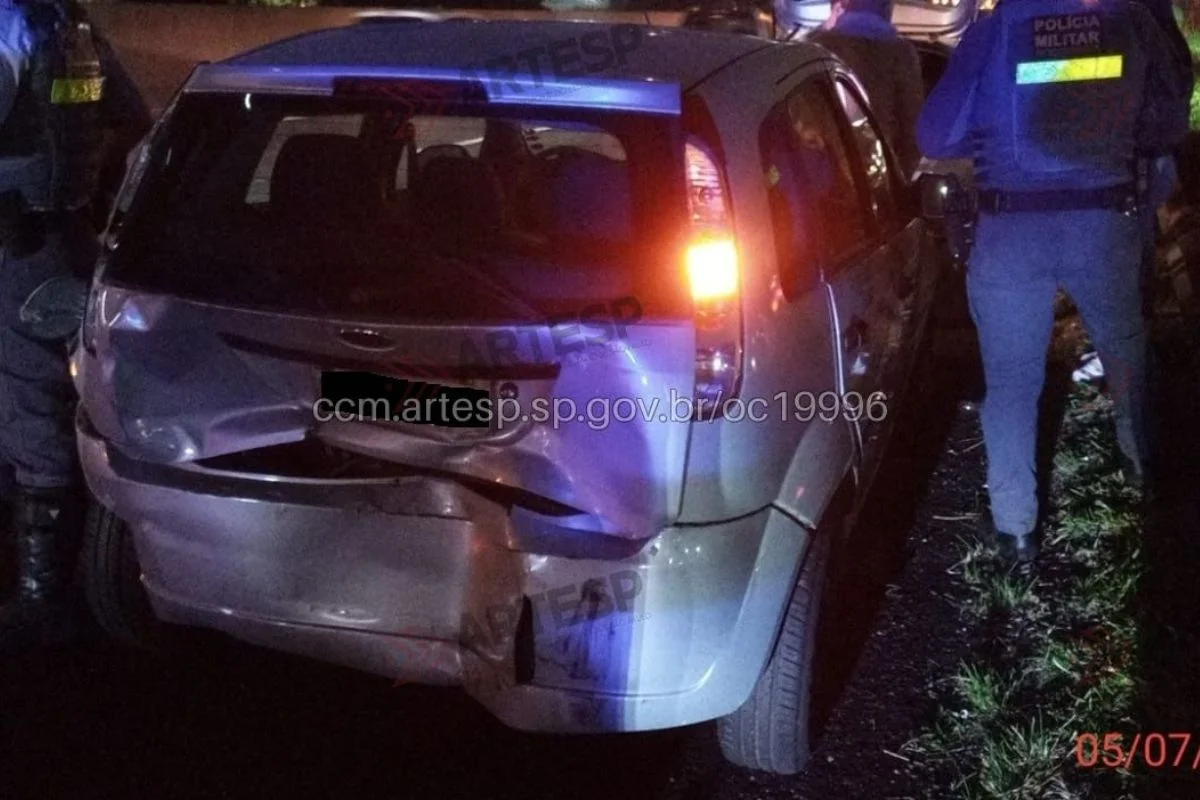 Carro pega fogo e motorista é atropelado enquanto tentava fugir do incêndio Carro pega fogo e motorista é atropelado enquanto tentava fugir do incêndio
