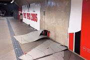 Os vândalos danificaram o adesivamento de paredes e estruturas da estação, estilizado com imagens e referências ao São Paulo