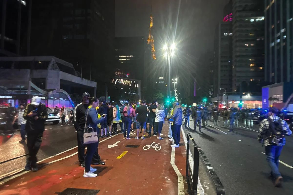 Apoiadores de Flávio e Lula se concentram na Paulista e PM acompanha - imagem 4 Apoiadores de Flávio e Lula se concentram na Paulista e PM acompanha - imagem 4