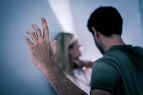 A cada 10 mulheres vítimas de violência, apenas duas vão à delegacia