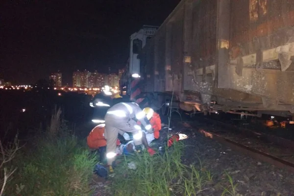 Homem tem braço e perna decepados ao ser atropelado por trem no DF