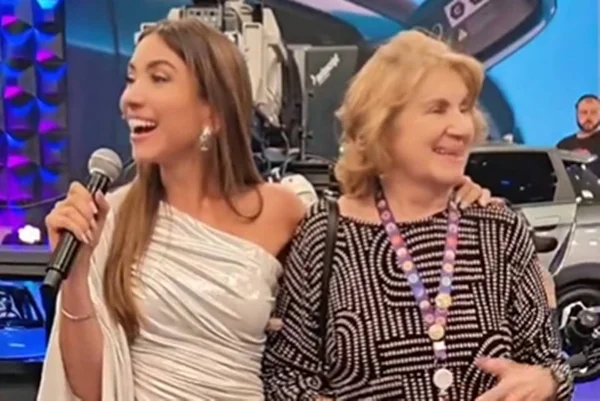 Foto colorida de Patrícia Abravanel e a tia, Sara Abravanel - Metrópoles