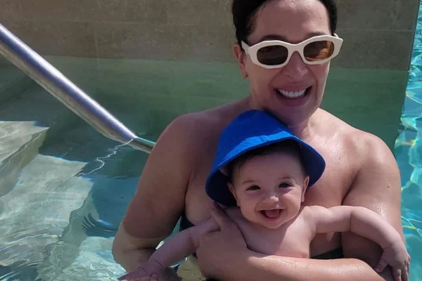 Claudia Raia e Luca posam na piscina. Ela isa óculos escuros e ele, chapéu azul - Metrópoles