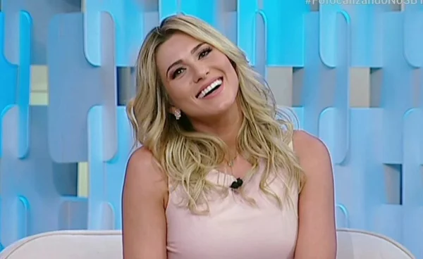 Lívia Andrade comenta saúde de Silvio Santos, afastado da TV