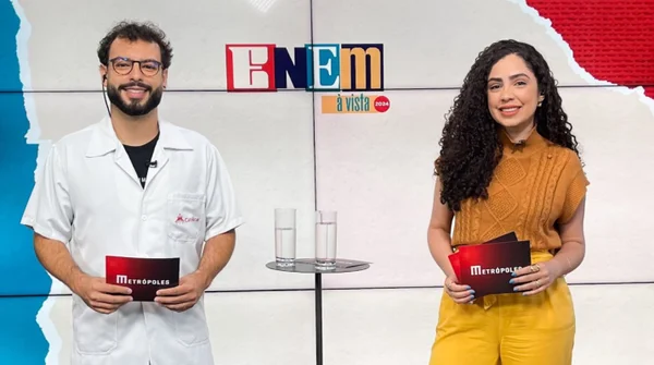 Foto colorida dos apresentadores do videocast Enem à Vista - Metrópoles
