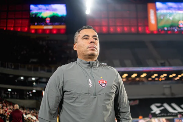Jair Ventura aponta disparidade de investimentos e “cutuca” o Corinthians