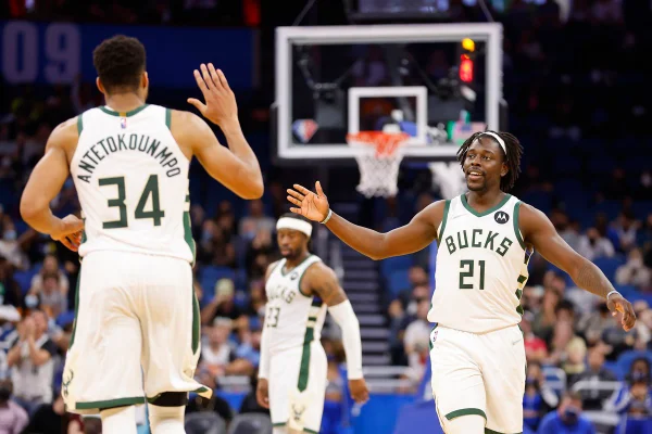 Bucks derrotam Bulls em grande atuação de Holiday e Antetokounmpo