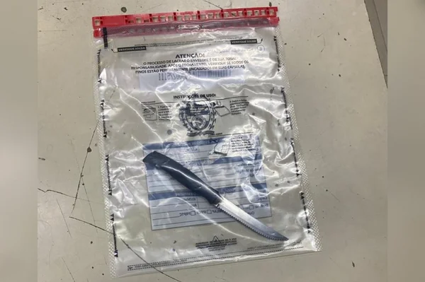 Faca usada por adolescente para esfaquear colegas de turma em escola no Rio de Janeiro. Ela é média, tem cabo plástico preto e está em sacola transparente da polícia - Metrópoles
