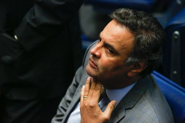 Com cinco inquéritos, Aécio pede fim de sigilo em delações