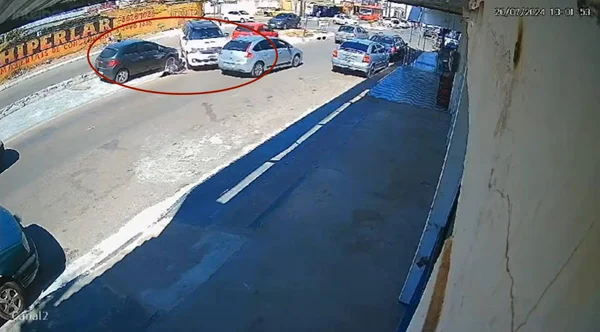 Vídeo. Carro desgovernado invade calçada e atropela mulher no Entorno
