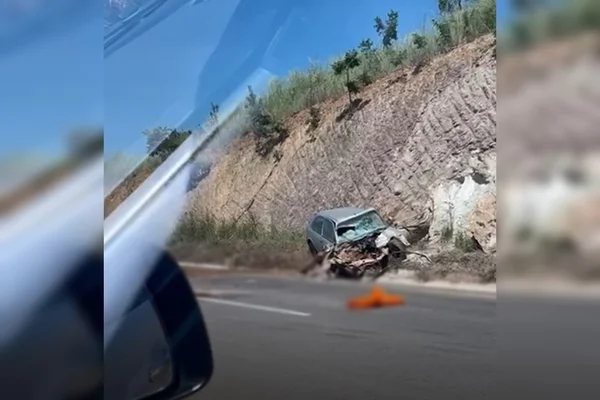 Carro batido encostado em morro