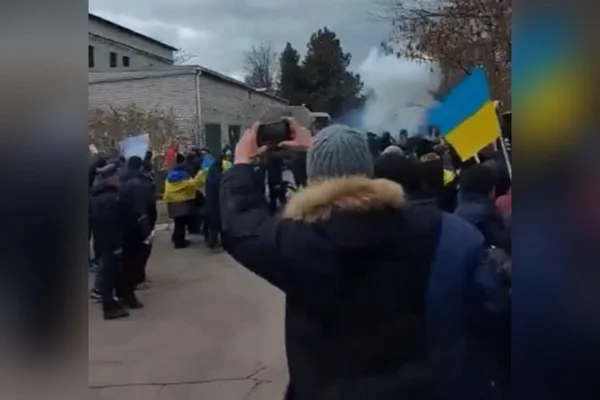 tropa russa atira em protesto na ucrania