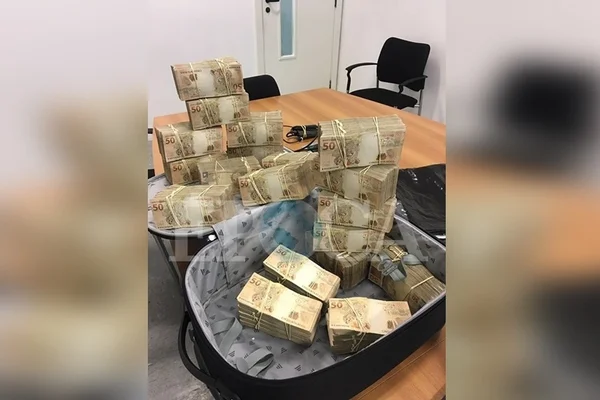 Fotos mostram malas com dinheiro que seriam dadas a Temer e Aécio