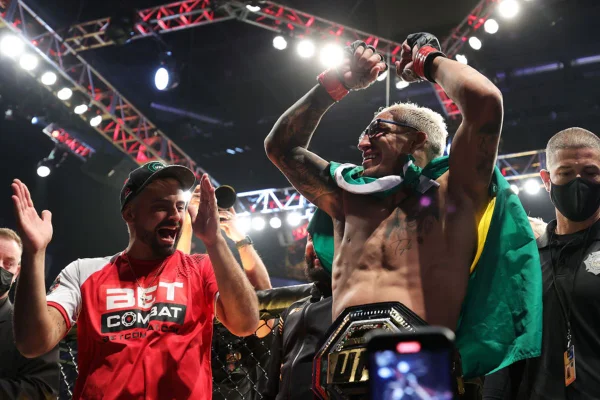 Charles do Bronx vence por finalização e mantém título no UFC