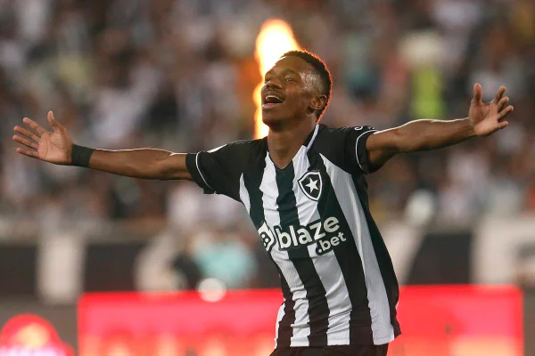 Jeffinho, do Botafogo, de braços abertos