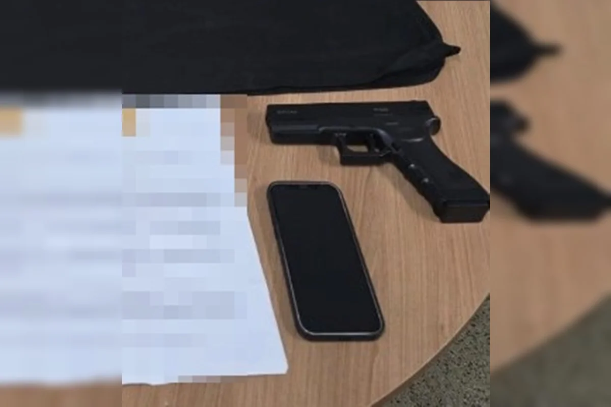 Arma e celular apreendidos Arma e celular apreendidos