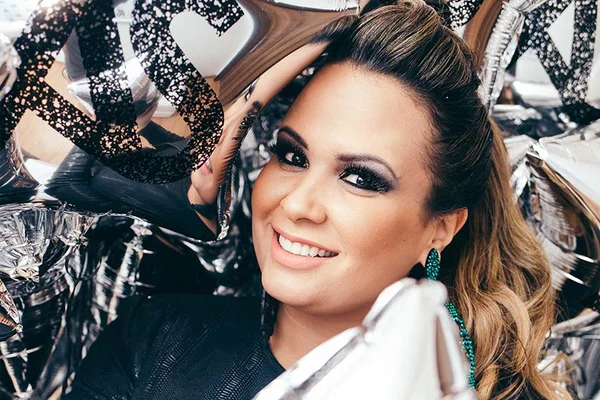 Adriana Samartini comemora aniversário com festa animada