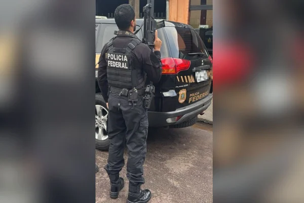 Operação contra descontos do INSS leva PF a esquema de tráfico de armas - Metrópoles