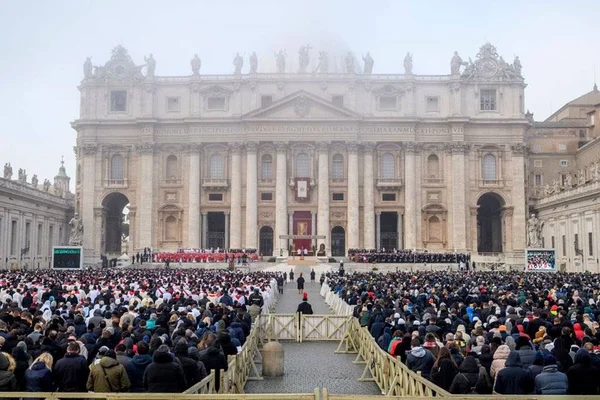 Imagem colorida mostra Fiéis se reúnem para a missa fúnebre do papa emérito Bento XVI na praça São Pedro, no Vaticano - Metrópoles