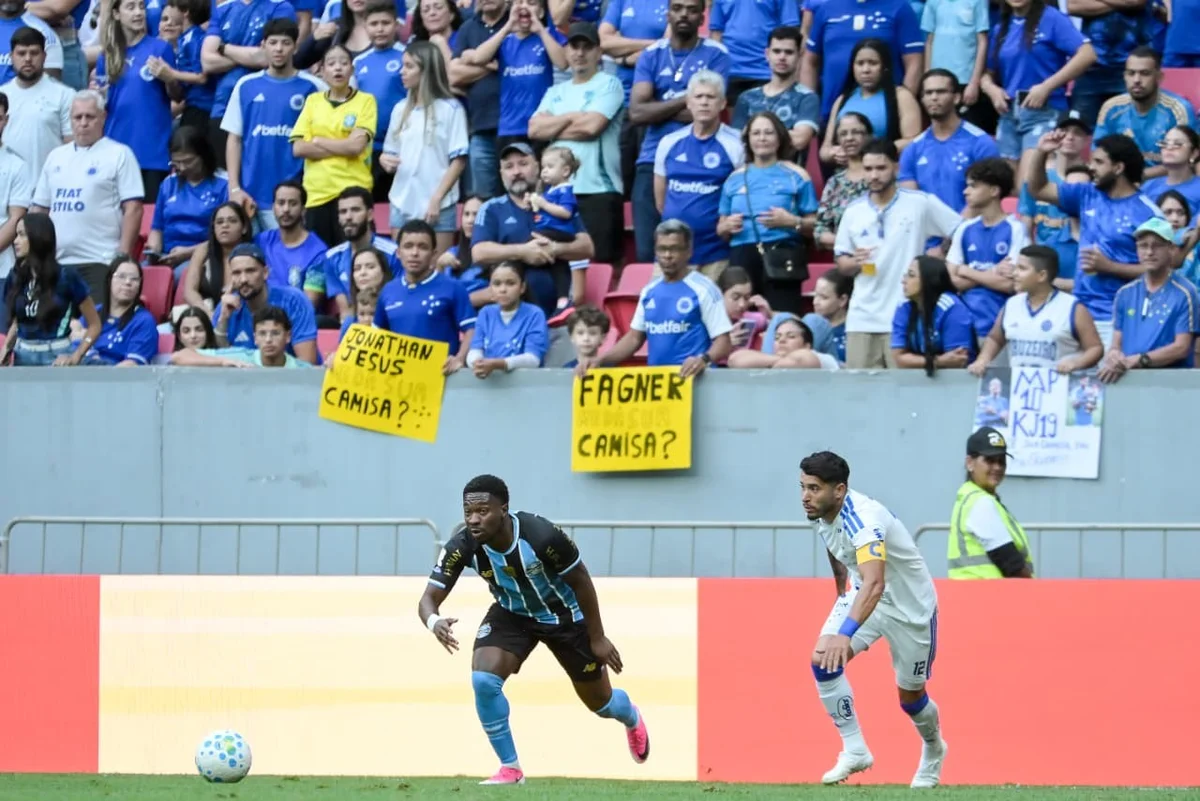 Sinisterra empata para o Cruzeiro contra o Grêmio no Mané Garrincha - imagem 3 Sinisterra empata para o Cruzeiro contra o Grêmio no Mané Garrincha - imagem 3
