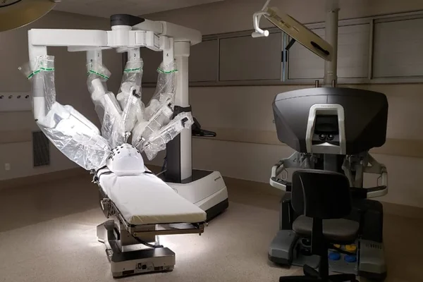Hospital Santa Lúcia recebe robô cirurgião mais moderno do mundo