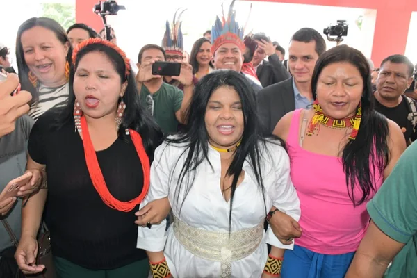 Encontro entre Sonia Guajajara, ministra dos povos originários, e lideranças indígenas que pedem maior segurança dentro de seus territórios no Maranhão - Metrópoles