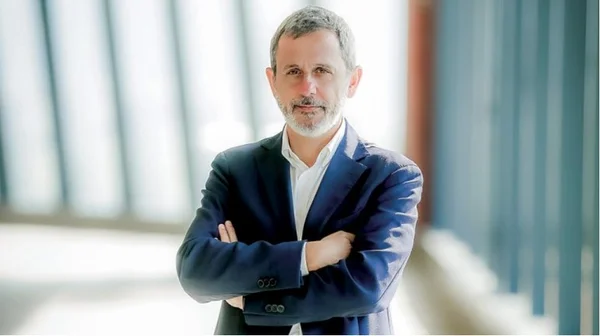 Imagem colorida mostra Nicola Cotugno, ex-presidente da Enel, um homem branco, de barba e acbelo grisalho, com um terno azul e camisa branca sem gravata - Metrópoles