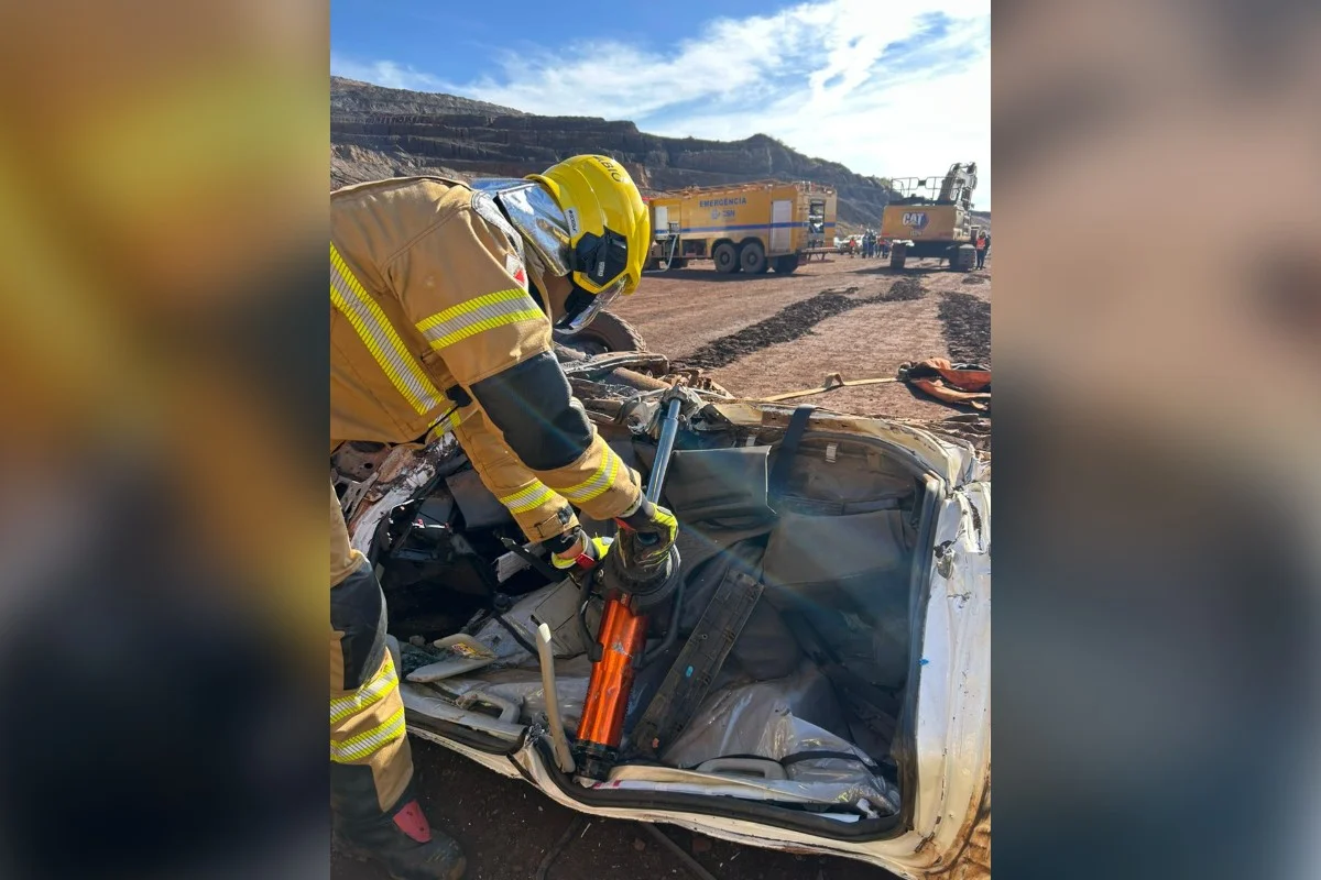 O motorista da caminhonete ficou preso às ferragens e morreu O motorista da caminhonete ficou preso às ferragens e morreu