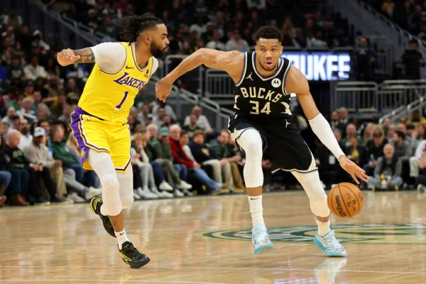 Giannis Antetokounmpo #34 do Milwaukee Bucks dribla D'Angelo Russell #1 do Los Angeles Lakers em jogo no dia 26 de março de 2024
