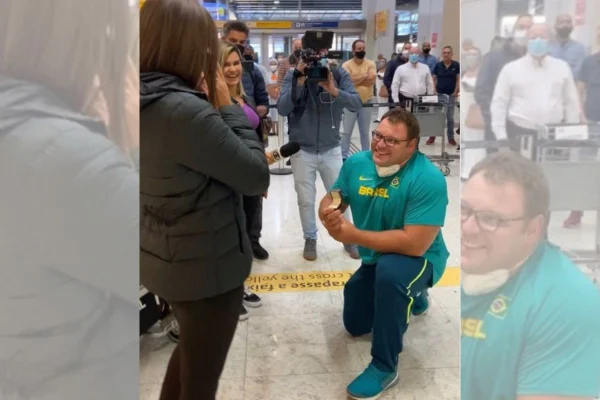 Darlan Romani pede a esposa em casamento no aeroporto