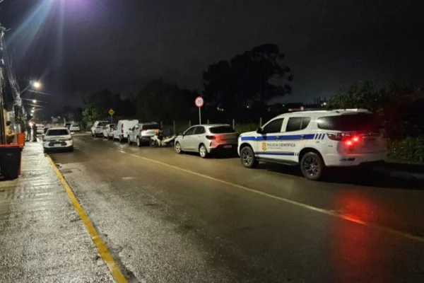 Foto colorida mostra uma rua de Florianópolis, na qual um homem foi atacado com cerca de 10 tiros enquanto estava com bebê