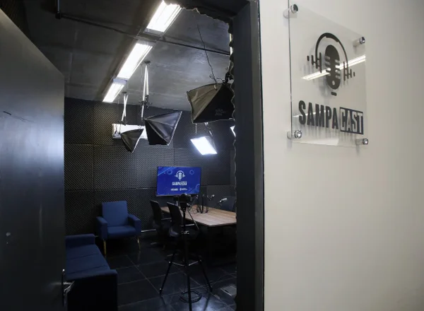 Estúdio Sampa Cast, da Prefeitura de São Paulo, oferece a oportunidade de gravação de podcasts em áudio e vídeo gratuitamente - Metrópoles