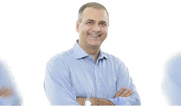 Candidato a deputado foi barrado na eleição por foto com braço cruzado