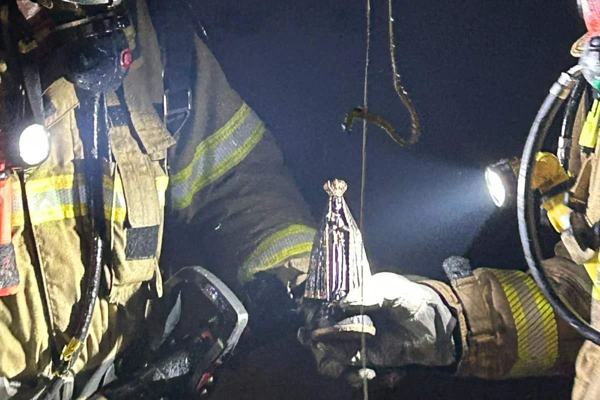 RS: imagem de Nossa Senhora Aparecida é achada intacta apos incêndio