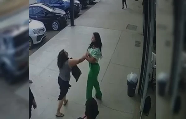 Imagem colorida de briga de mulheres