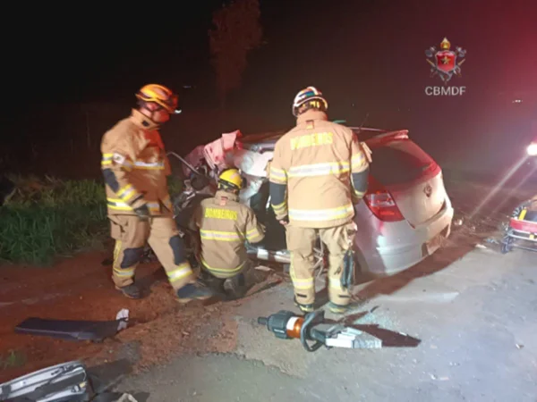 Bombeiros socorrendo vítimas