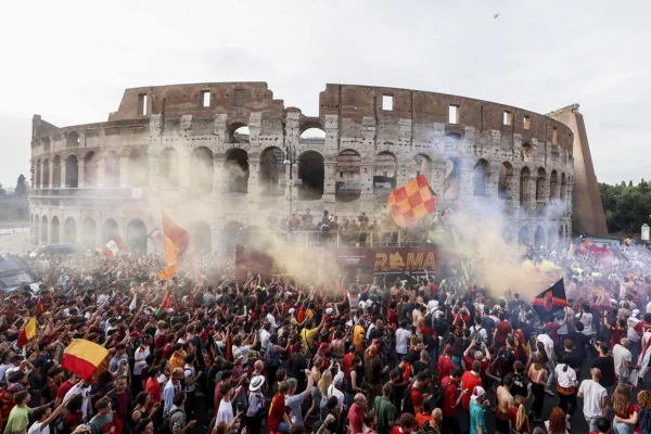 Torcedores da Roma comemoram o título da Conference League