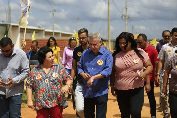 Rollemberg volta ao Sol Nascente e promete construir mais 50 mil casas