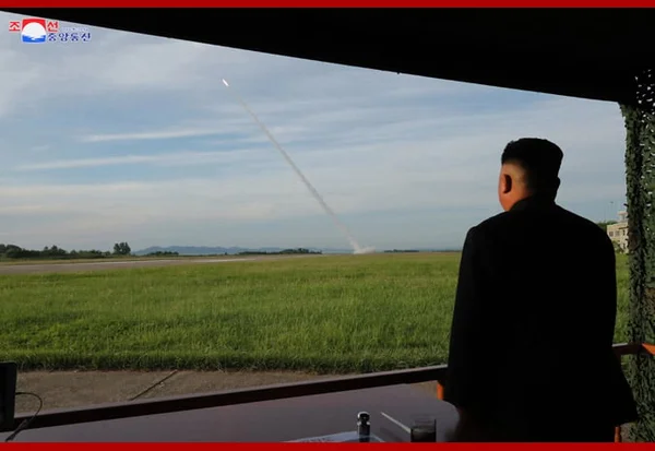 Imagem colorida mostra Kim Jong-un observando o lançamento de um foguete - Metrópoles