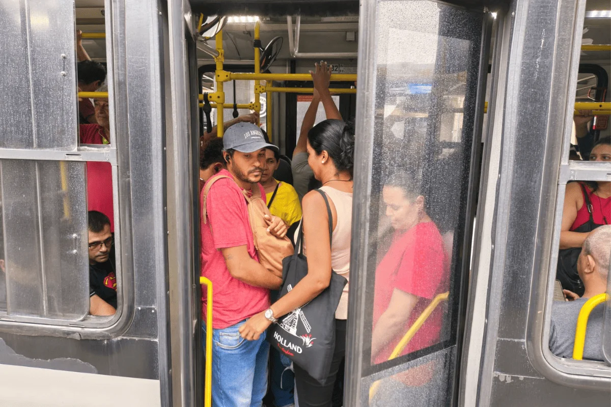 Ônibus Paese circulam em lotação máxima para atender a Linha 15-Prata do Metrô de São Paulo. Ônibus Paese circulam em lotação máxima para atender a Linha 15-Prata do Metrô de São Paulo.