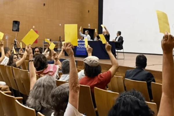 Professores da UnB paralisam atividades nesta quarta-feira