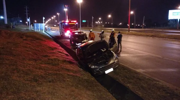 Acidente entre carro e caminhão na Epia Norte deixa um ferido
