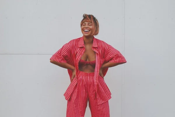 Mulher negra com biquini vermelho