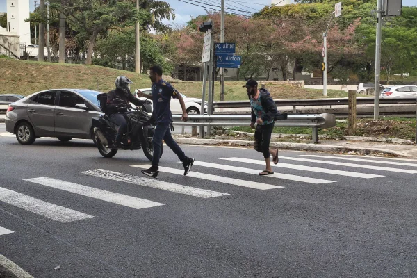Imagem mostra pedestres cruzando na faixa - Metrópoles
