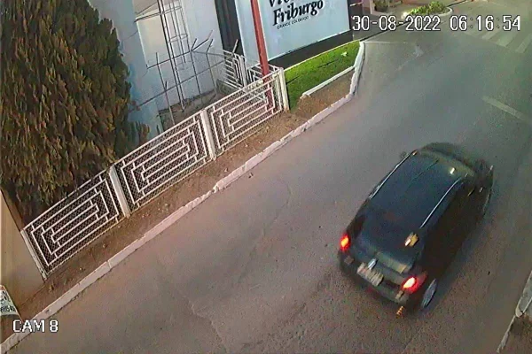 Vídeo mostra momento que suspeito chega para matar dono de bar no DF