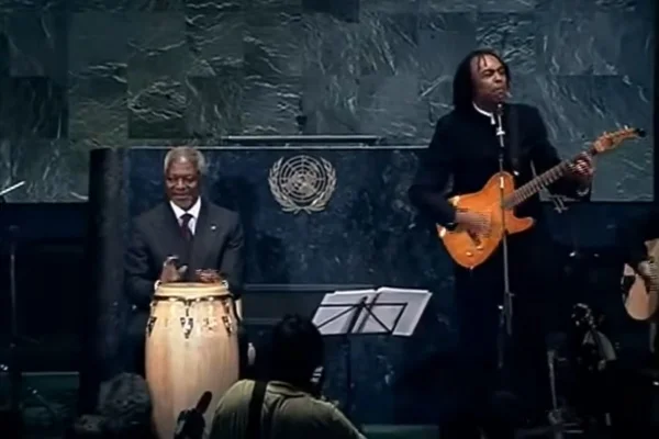 Ao lado de Kofi Annan (1938-2018), então secretário geral das Nações Unidas, Gilberto Gil faz show na Assembleia Geral da ONU, em 2003