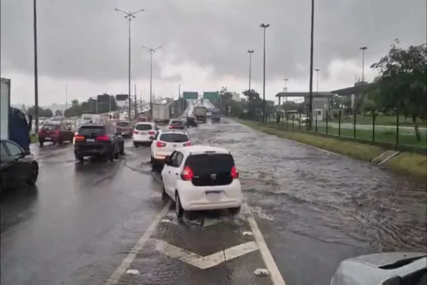 Imagem colorida mostra chuva em SC - Metrópoles